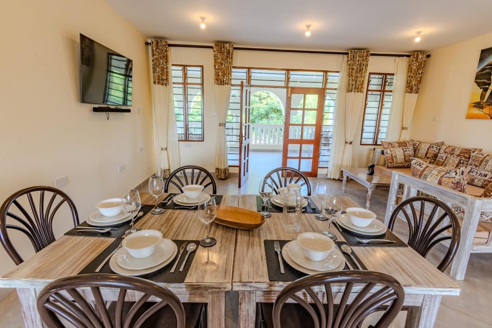 TV and multimedia, Living room, Dining area, Garden view