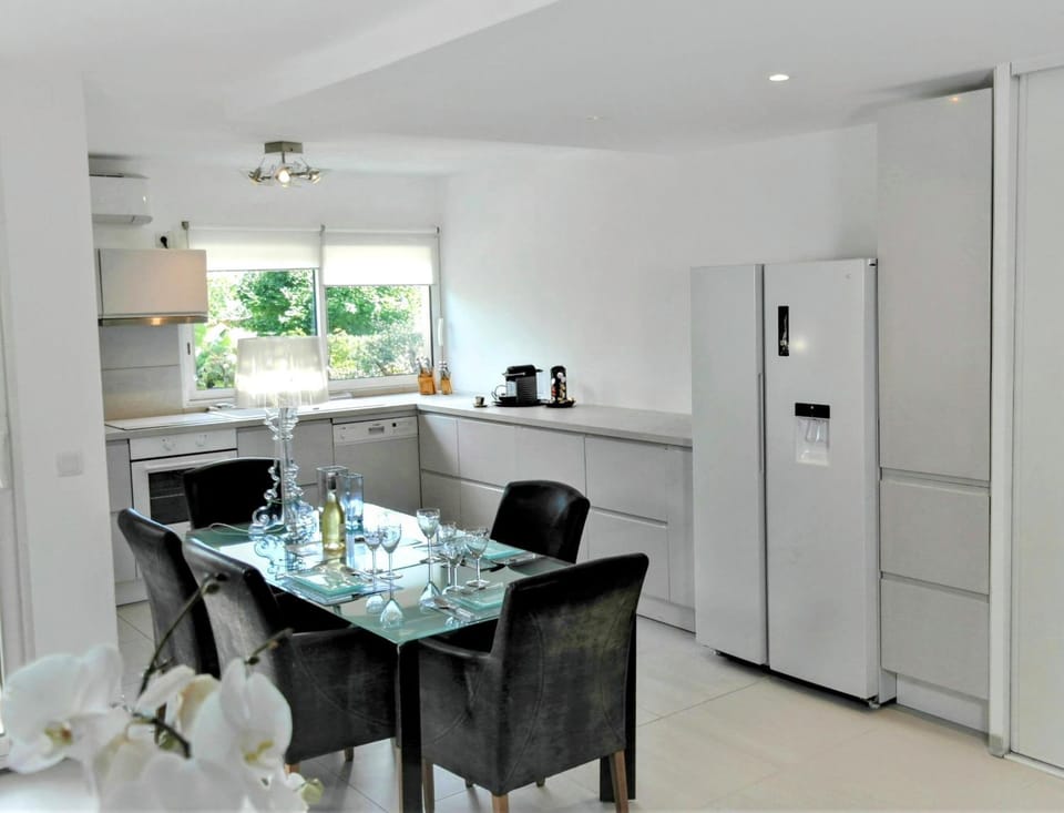Seating area, kitchen