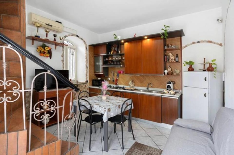 Kitchen or kitchenette, Living room, Dining area, oven, pet friendly, stove