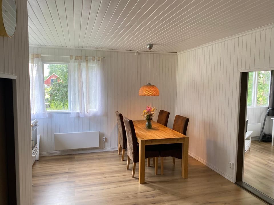 Photo of the whole room, Dining area
