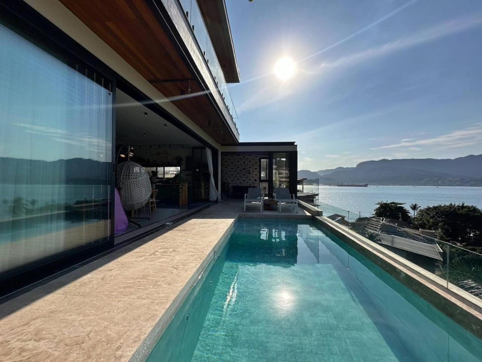 Casa com piscina aquecida, jacuzzi e 60 m da praia House in Ilhabela
