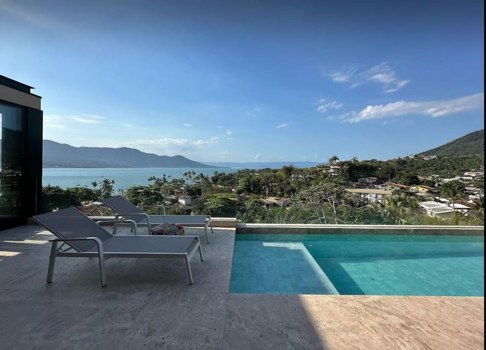 Casa com piscina aquecida, jacuzzi e 60 m da praia House in Ilhabela