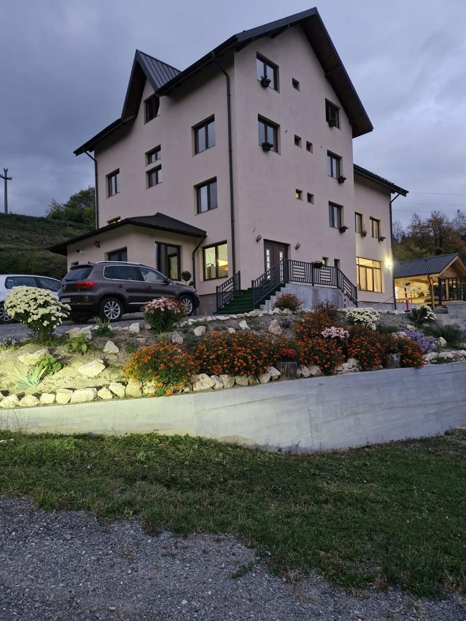 Property building, Day, Garden, Garden view, Parking