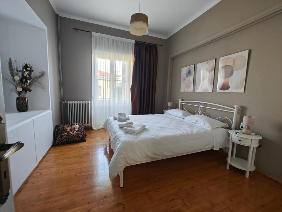 Bed, Bedroom, towels, air conditioner