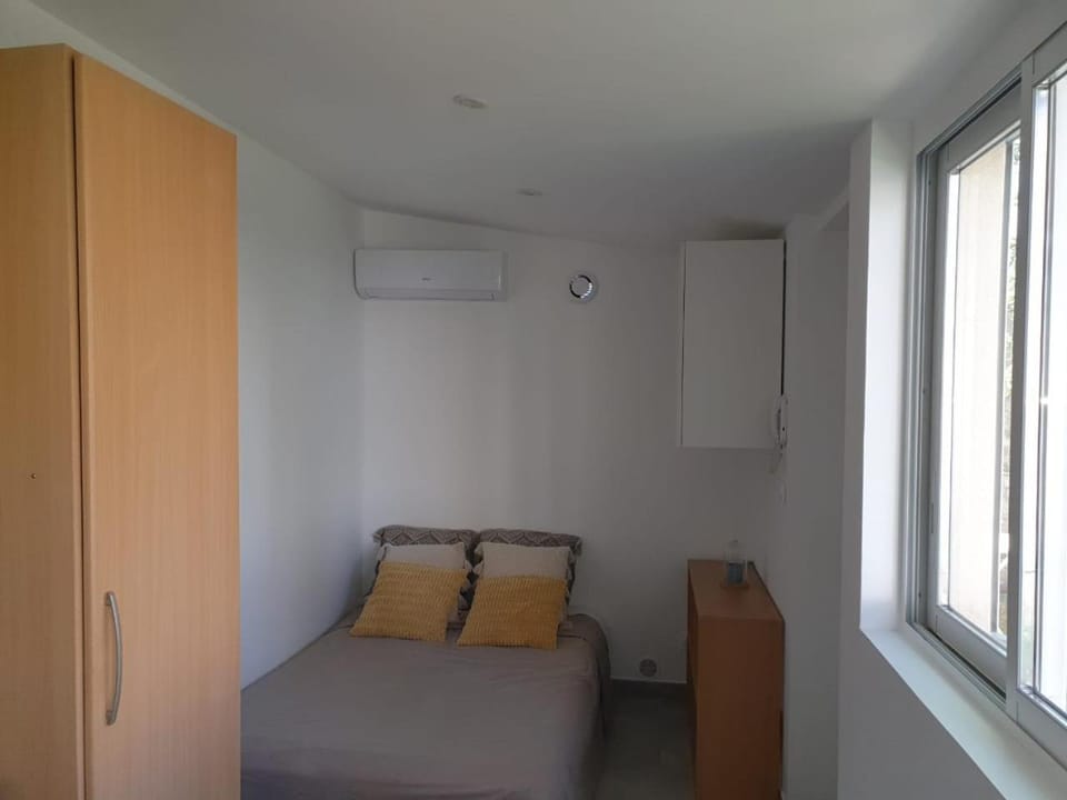 Bed, Bedroom, wardrobe, air conditioner