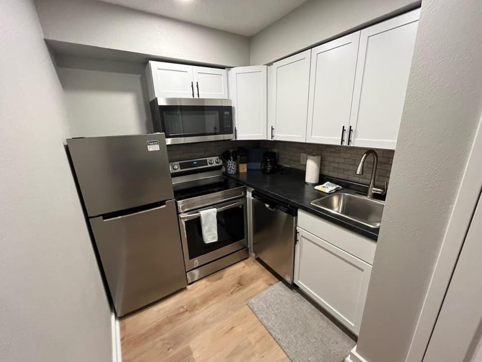 Aksarben Area-Near I80 & UNO Apartment in Omaha