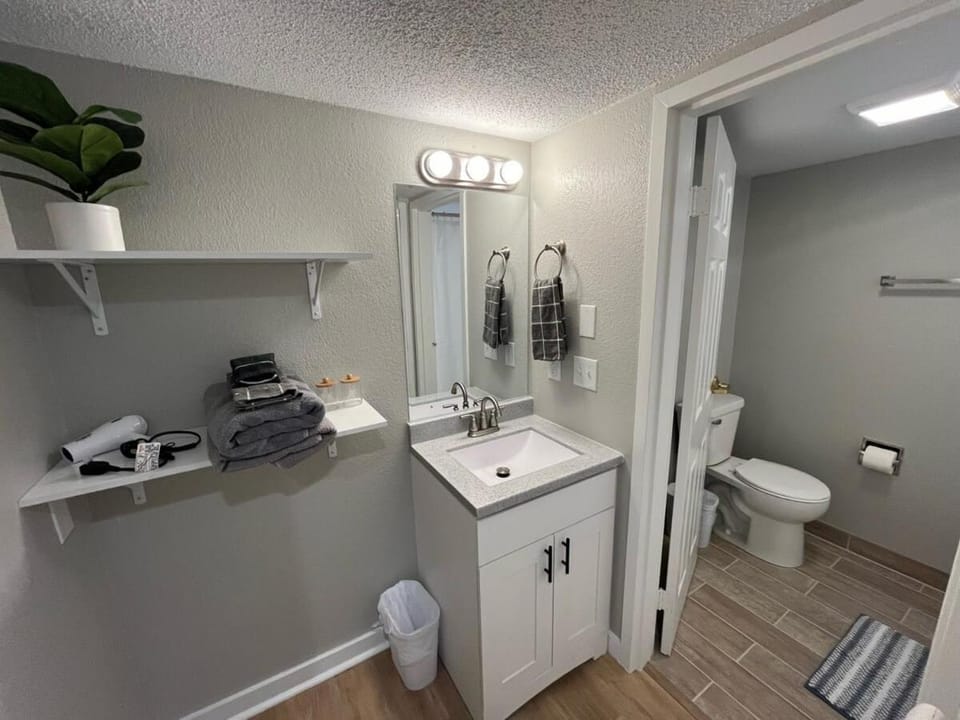 Aksarben Area-Near I80 & UNO Apartment in Omaha