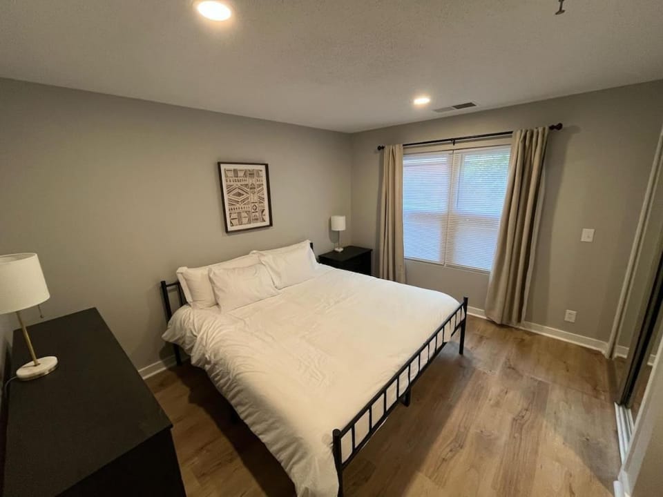 Aksarben Area-Near I80 & UNO Apartment in Omaha