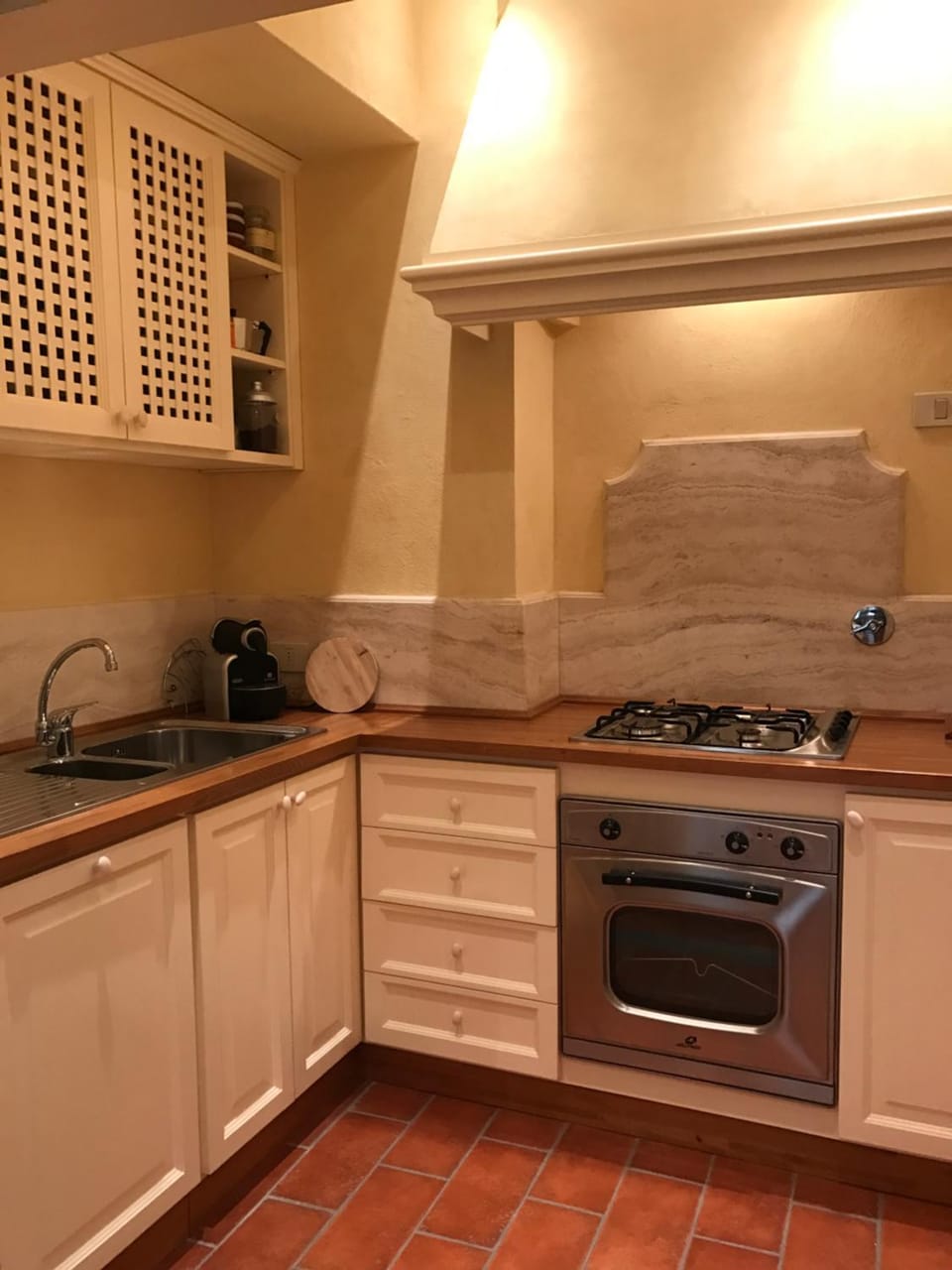 Kitchen or kitchenette, dishwasher, stove