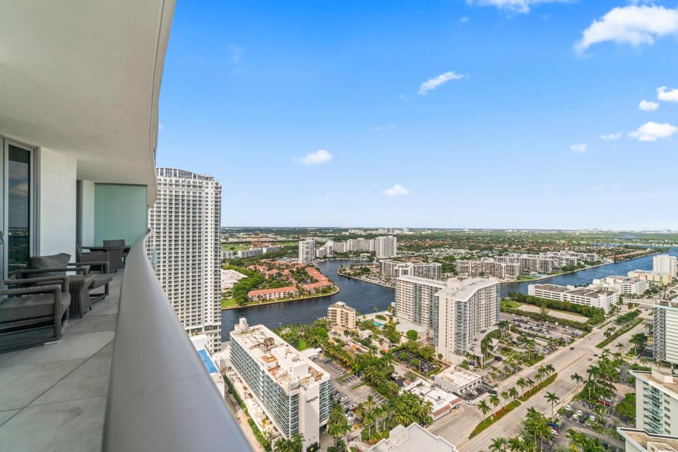Natural landscape, Balcony/Terrace, City view, Lake view