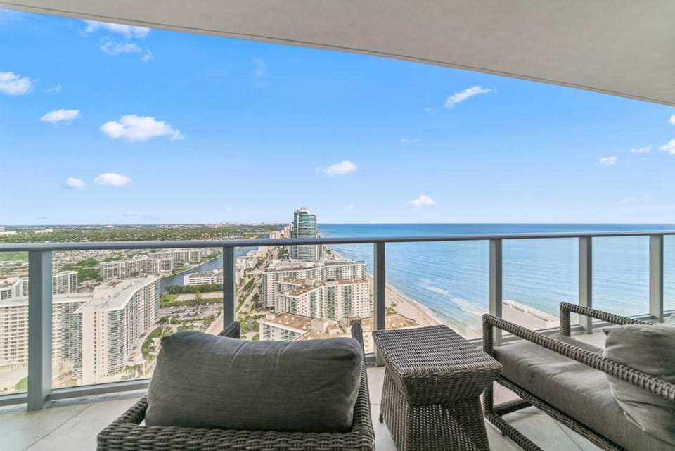 Natural landscape, View (from property/room), Seating area, City view, Sea view