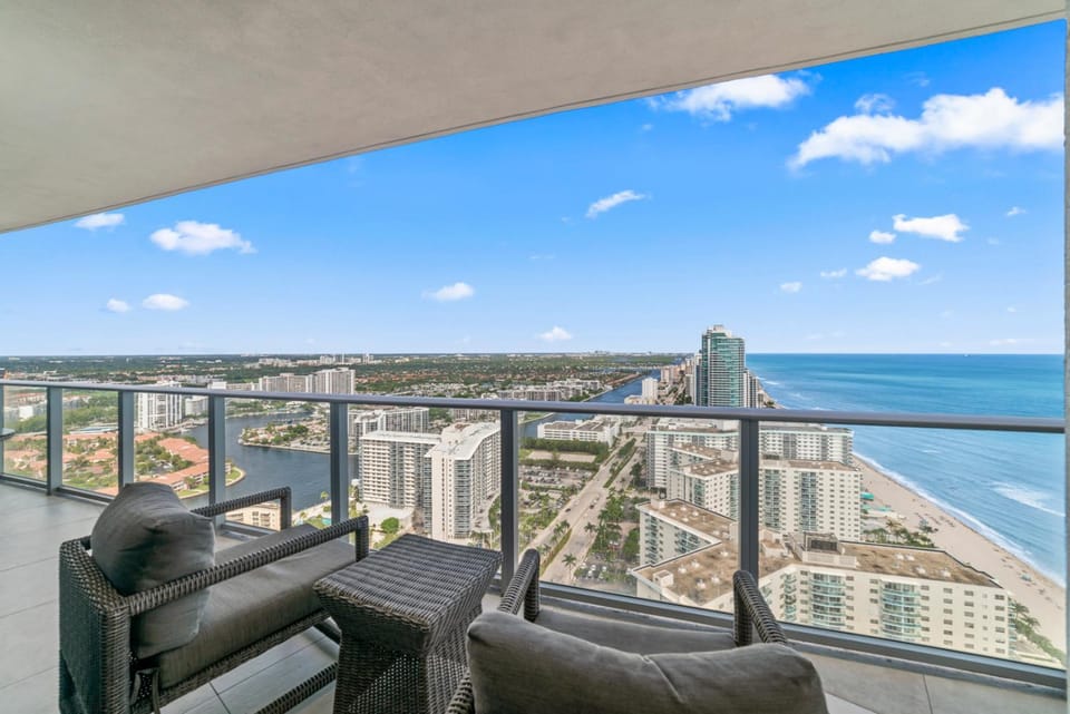 View (from property/room), Balcony/Terrace, Seating area, City view, Sea view