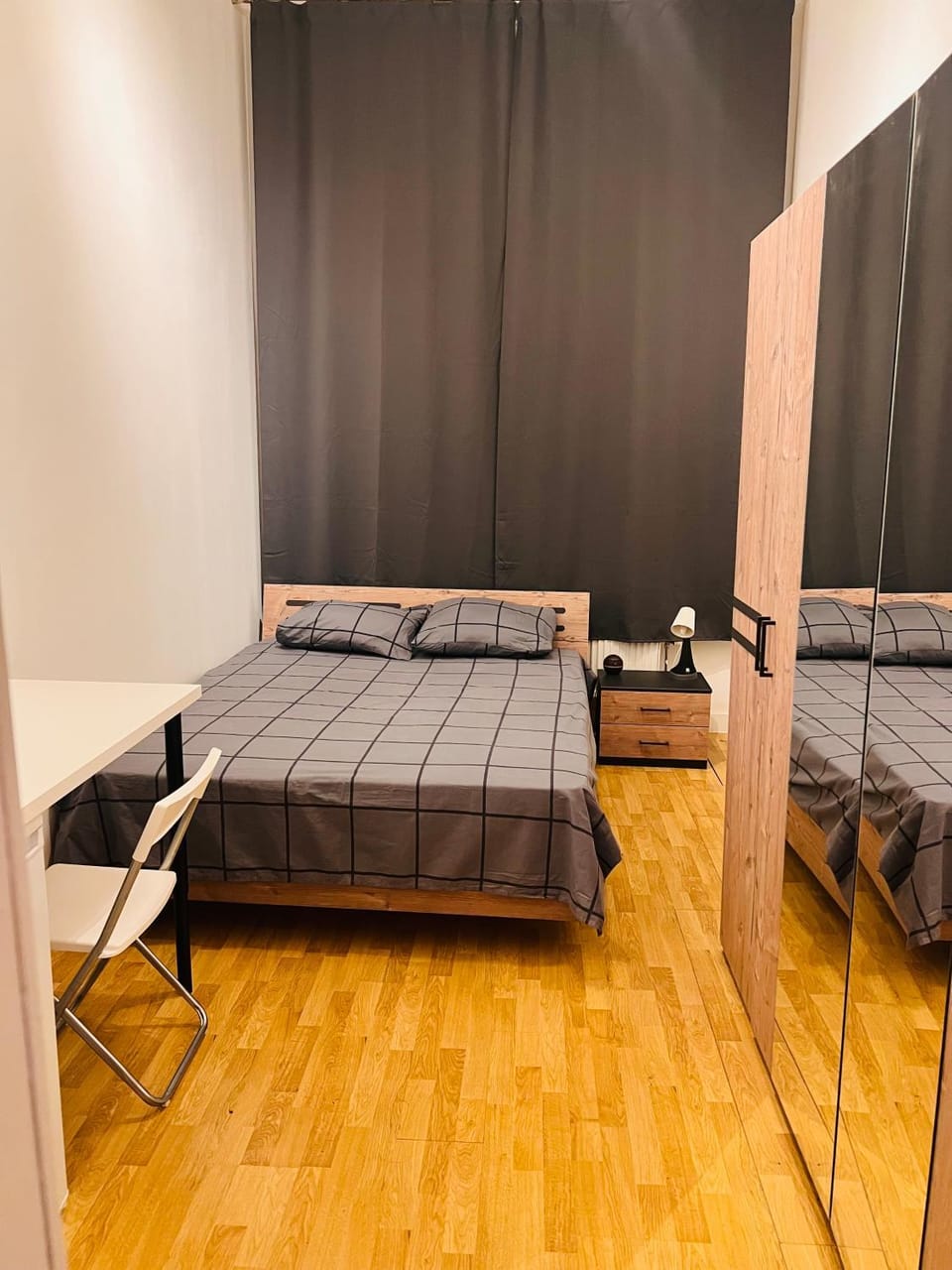 Quarto da Nessa próximo a Louise Apartment in Saint-Gilles