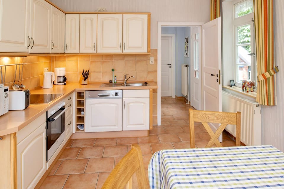 Coffee/tea facilities, Kitchen or kitchenette, Dining area, dishwasher, oven, stove, toaster