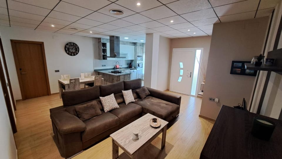 TV and multimedia, Living room, Seating area, Dining area, oven, stove, toaster