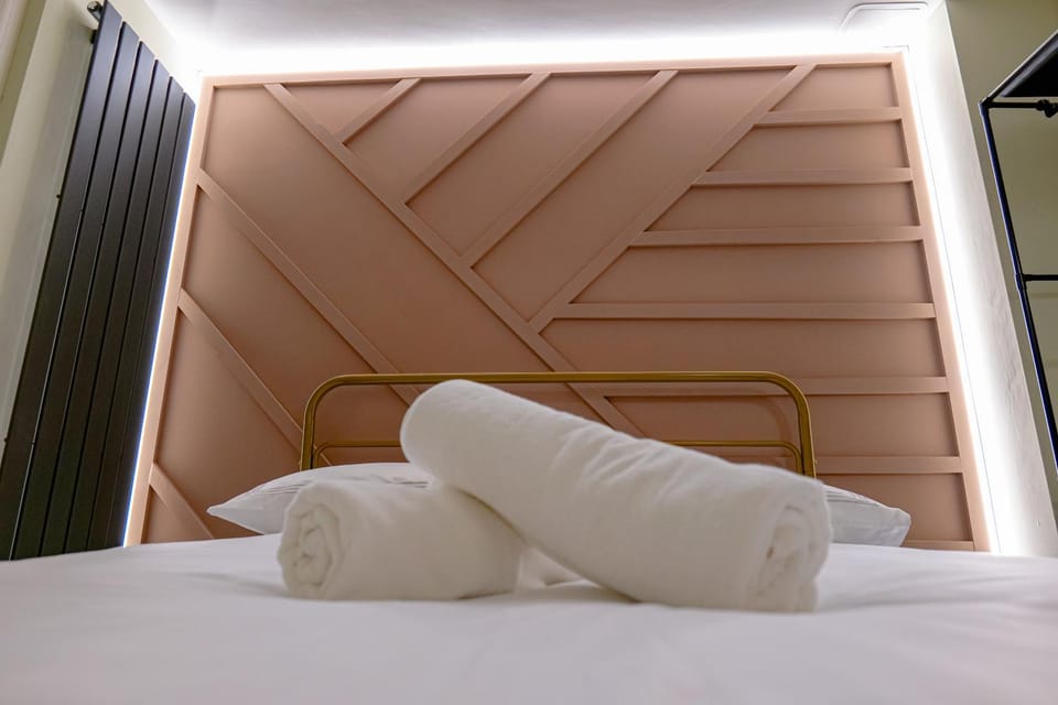 Bed, Bedroom, towels