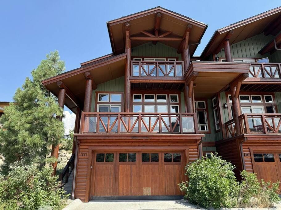 Luxury Townhome w/ Views, Private Jacuzzi & Garage House in Mammoth Lakes