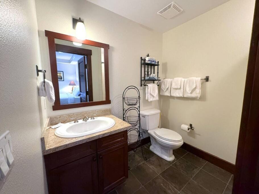 Luxury Townhome w/ Views, Private Jacuzzi & Garage House in Mammoth Lakes