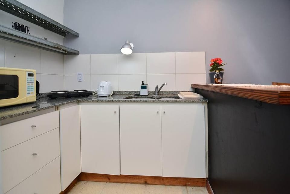 Coffee/tea facilities, microwave, stove, toaster