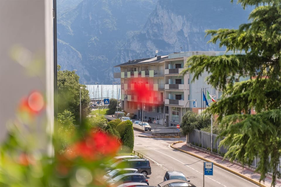 Property building, Spring, Day, Neighbourhood, Natural landscape, Balcony/Terrace, Mountain view, Street view, Location