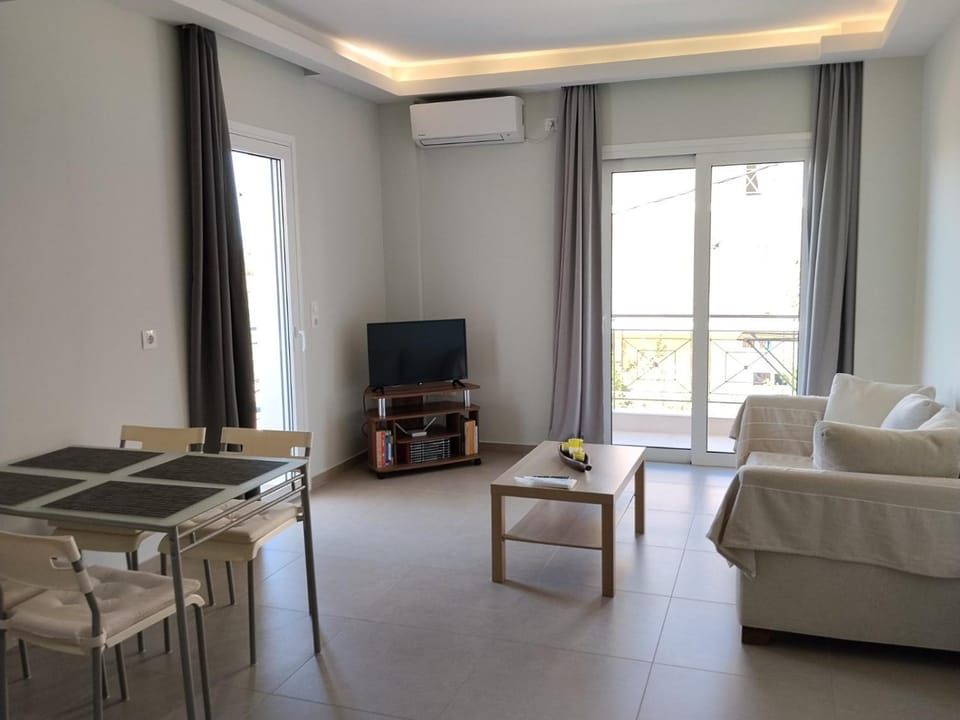 TV and multimedia, Living room, Seating area, Dining area, air conditioner
