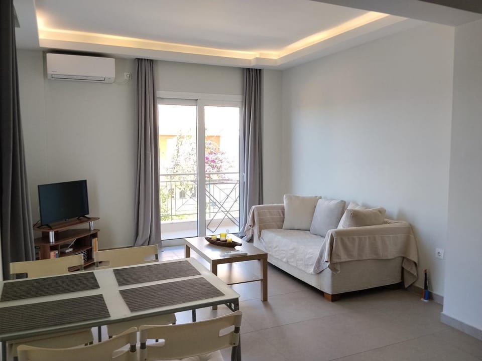 TV and multimedia, Living room, Seating area, Dining area, air conditioner