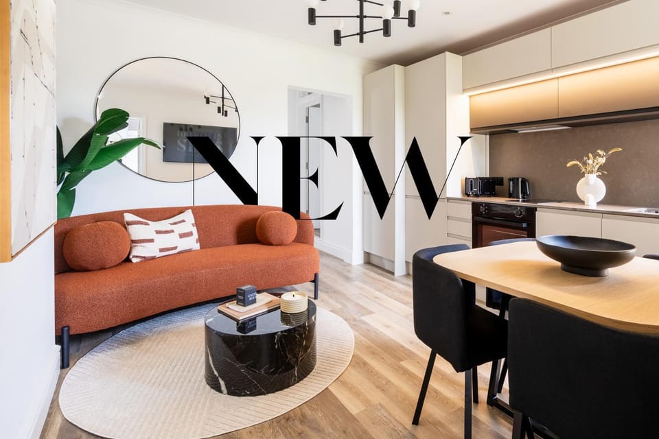 Property building, Library, Library, Kitchen or kitchenette, Living room, Photo of the whole room, Seating area, Floor plan, Dining area, Dinner, Dinner, Alcoholic drinks, Alcoholic drinks, minibar, kitchen, kitchen