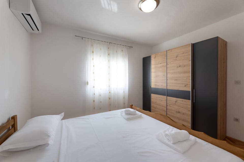 Bed, Photo of the whole room, Bedroom, wardrobe, air conditioner