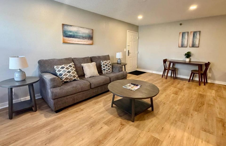 Aksarben Living Close to UNO Apartment in Omaha