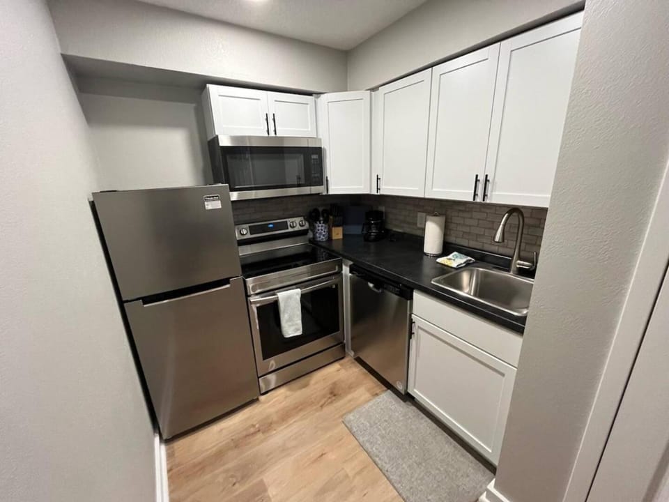 Aksarben Living Close to UNO Apartment in Omaha