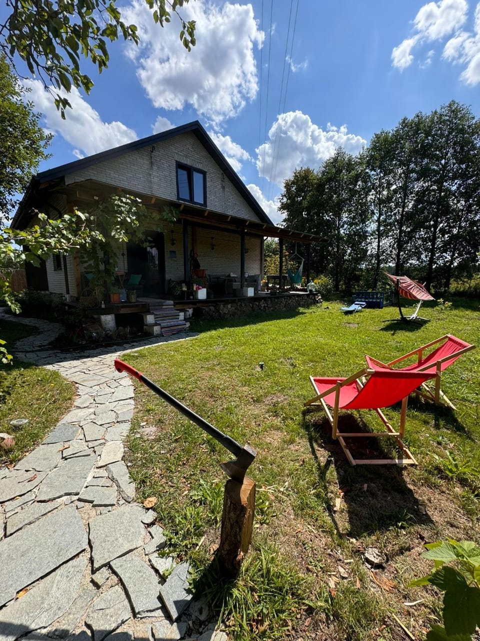 Property building, Patio, Day, Natural landscape, Garden, Garden view, sunbed