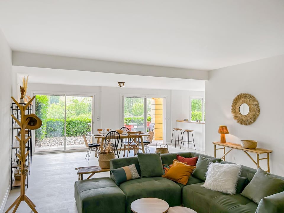 Living room, Dining area