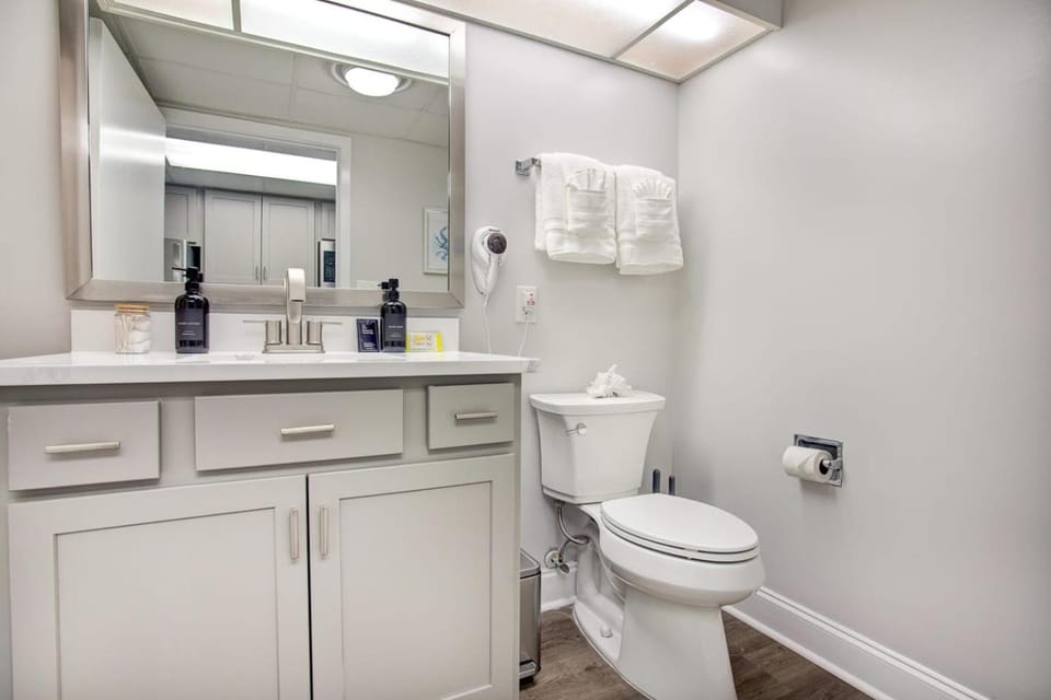 Toilet, Bathroom, towels