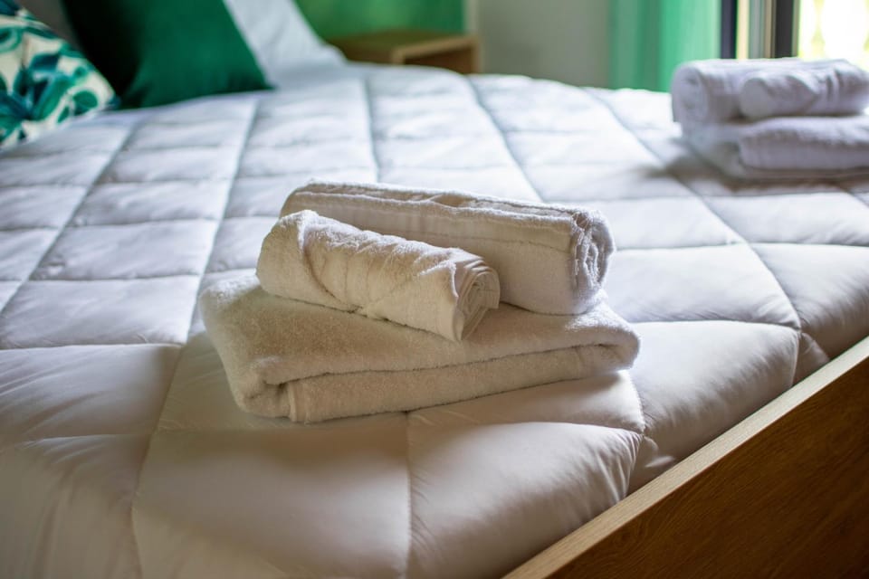 Bed, Bedroom, towels
