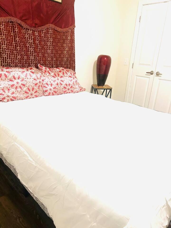 The LagoonSide LoungeAway Apartment in La Marque