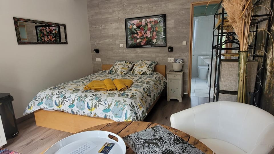 Bed, Photo of the whole room