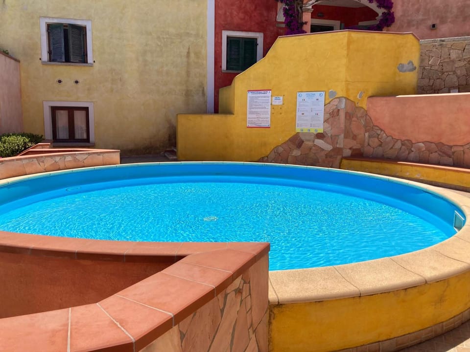 Swimming pool, young children