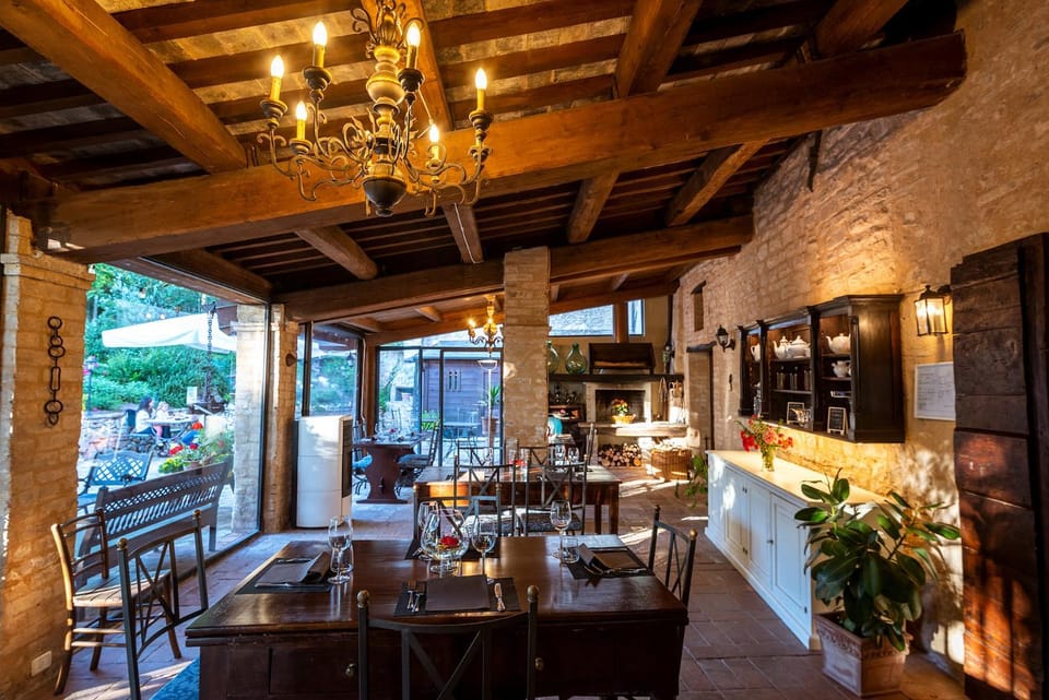 Restaurant/places to eat, Banquet/Function facilities, Meals, Lunch, Dinner