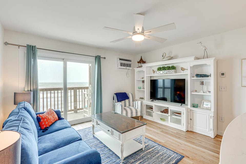 Ocean-View Condo: Steps to North Topsail Beach! House in North Topsail Beach