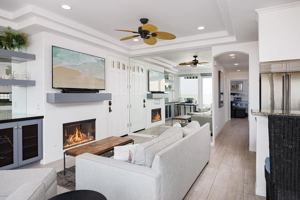 204 E Oceanfront Apartment in Balboa Peninsula