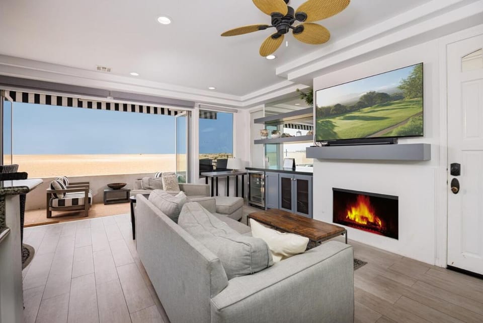 204 E Oceanfront House in Balboa Peninsula