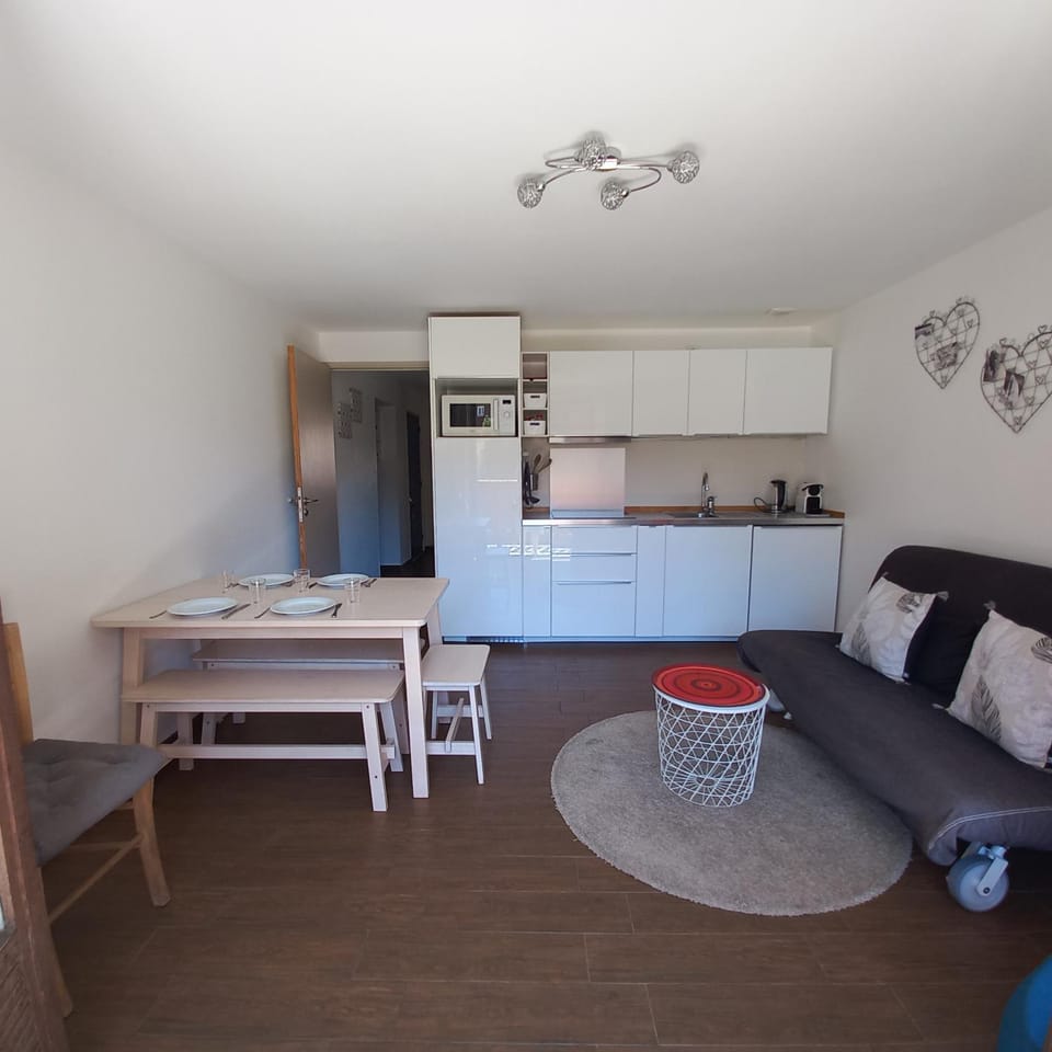 Photo of the whole room, Seating area, Dining area, kitchen