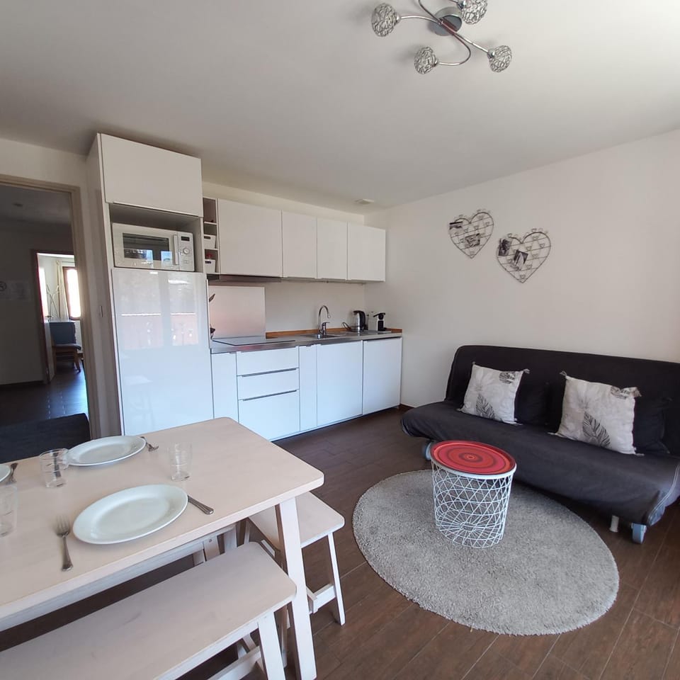 Photo of the whole room, Seating area, Dining area, kitchen