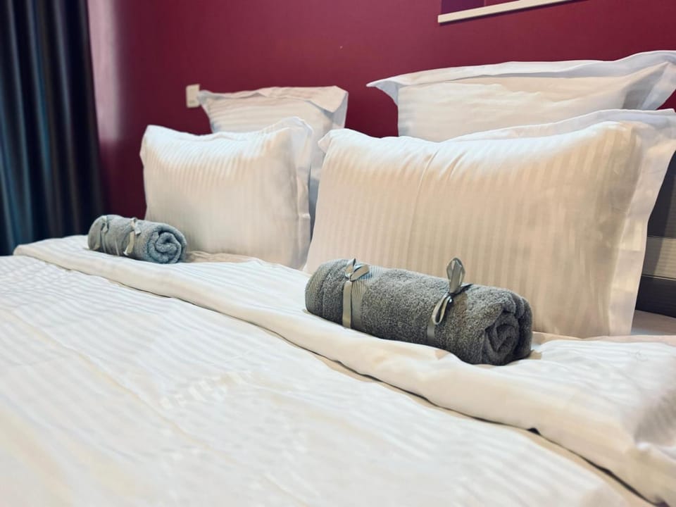 Bed, Photo of the whole room, Bedroom, towels