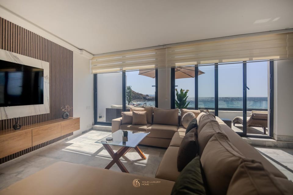 Communal lounge/ TV room, Natural landscape, TV and multimedia, Living room, Seating area, Evening entertainment, Sea view