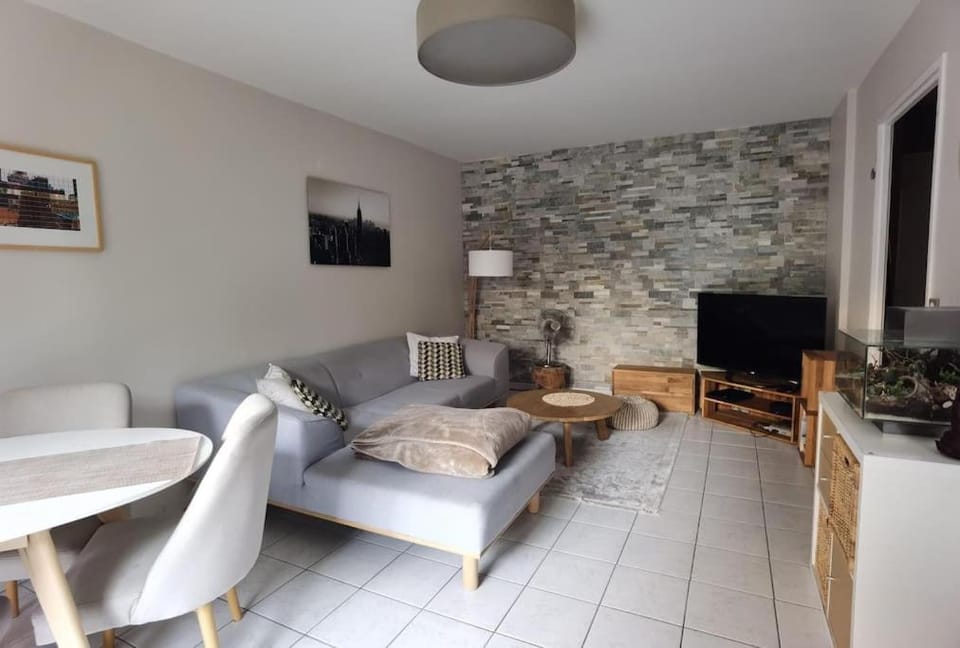Appartement avec terrasse proche gare RER Apartment in Île-de-France