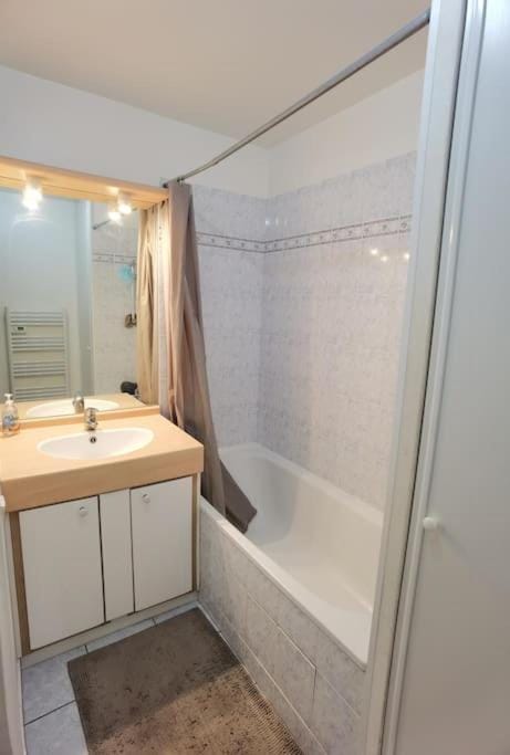 Appartement avec terrasse proche gare RER Apartment in Île-de-France