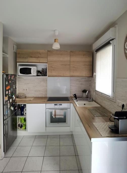 Appartement avec terrasse proche gare RER Apartment in Île-de-France
