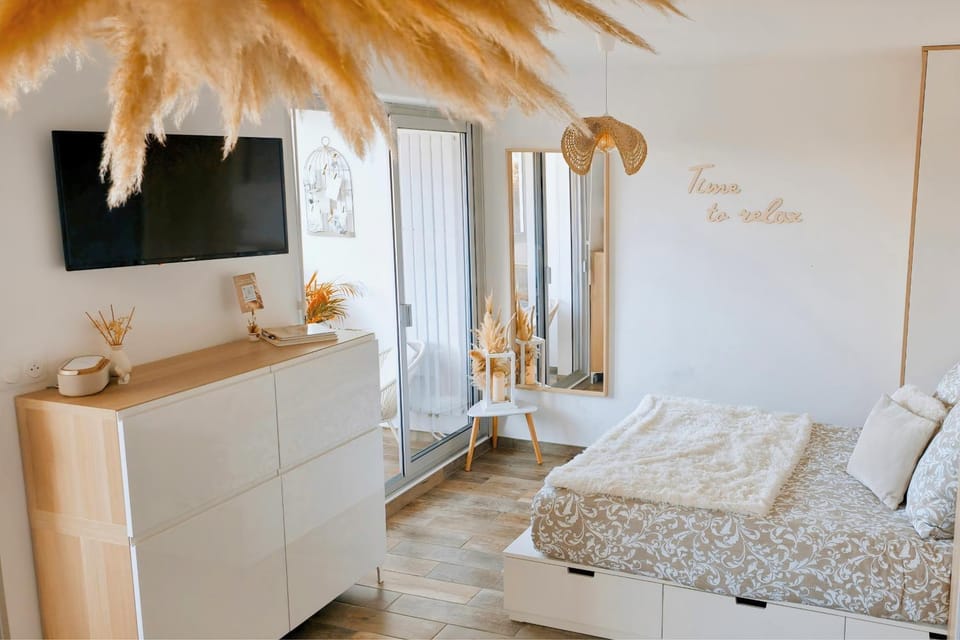 Bed, TV and multimedia, Photo of the whole room, Bedroom