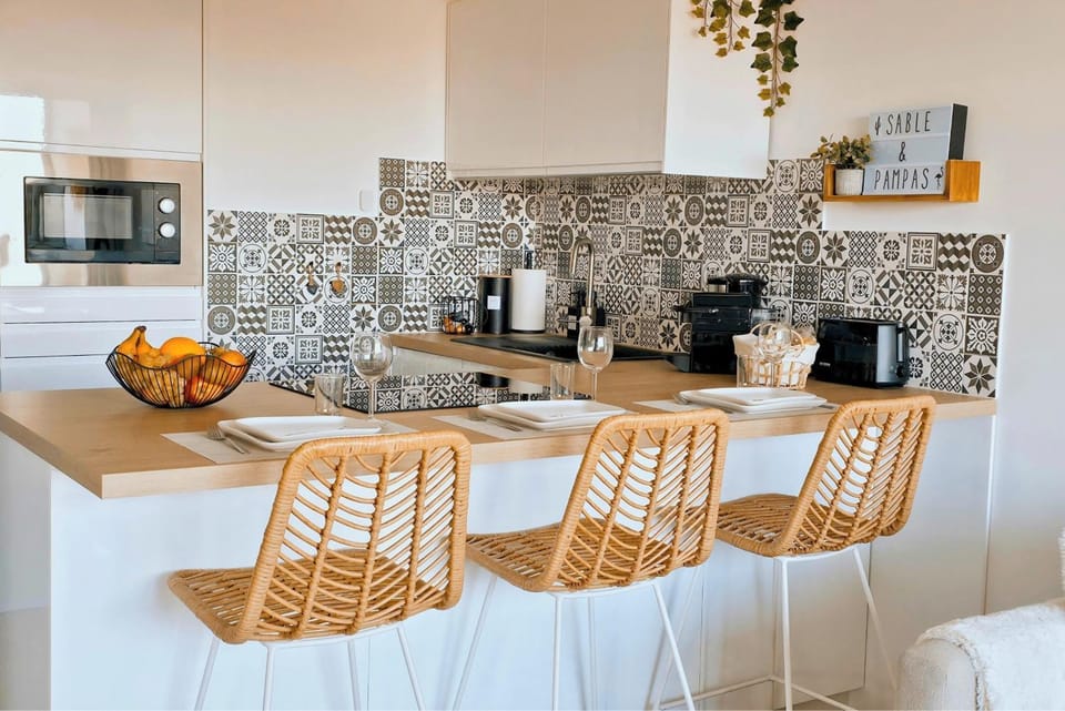 Coffee/tea facilities, Dining area, stove, kitchen